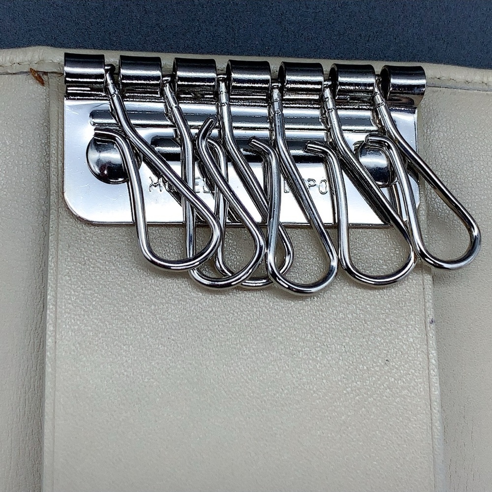 Gucci Cream Leather Key Holder - Picture 7 of 12